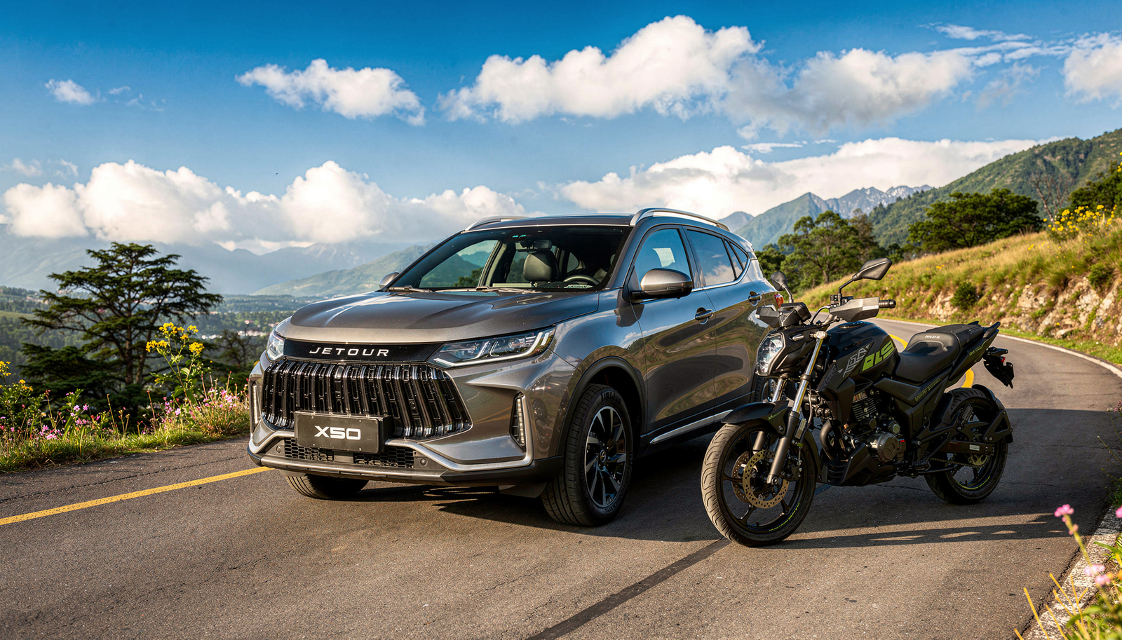 Jetour X50 modelo 2027 y moto AKT CR4 125 en carretera